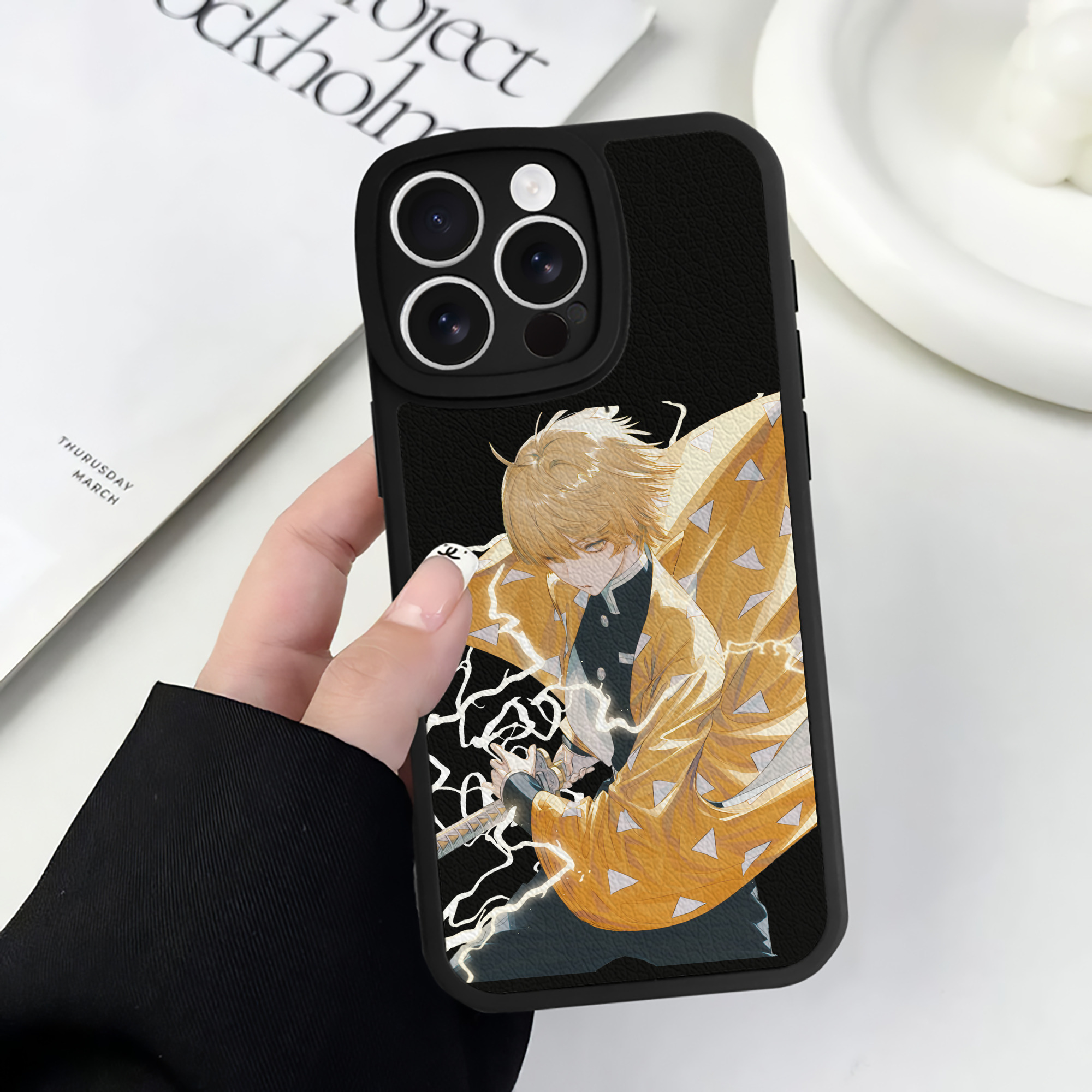 （画像用） 鬼滅の刃（きめつのやいば）我妻 善逸／あがつま ぜんいつ Agatsuma Zenitsu 【iPhone 16シリーズ対応】シリコンスマホケース（レザー調） 材質：シリコン